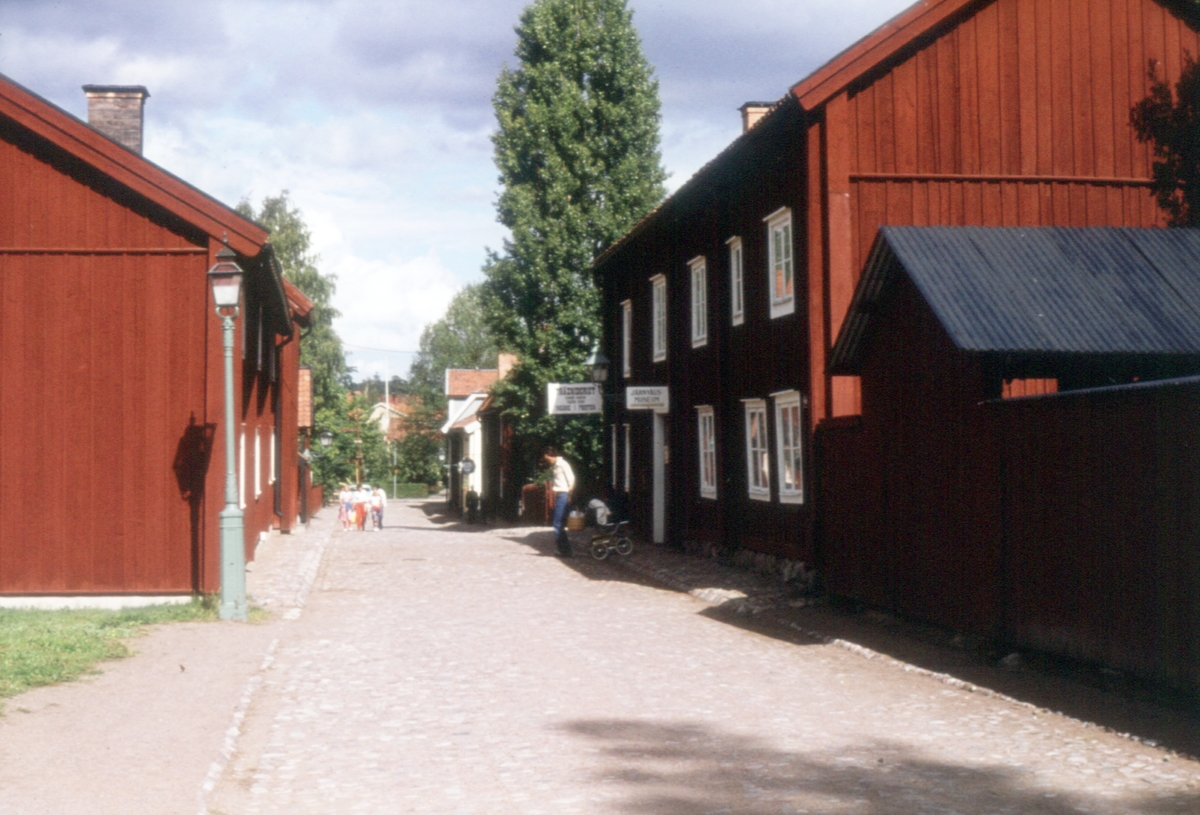Orig. text:  G:a Lkpg.

Bryggaregården, även kallat Vildvinshuset, flyttades till Gamla Linköping från Nygatan 51/S:t Korsgatan 12. Byggnaden som stod färdig senast 1755, består av två delar, en bostadsdel i öster och en verkstadsdel i väster. De båda delarna skiljs åt av ett portlider. Byggherre var handelsmannen Zacharias Lindberg (1727 - 86), som grundade en av stadens allra första industrier, en bomulls- och linnefabrik. Denna byggnad uppfördes för Lindbergs manufaktur.
