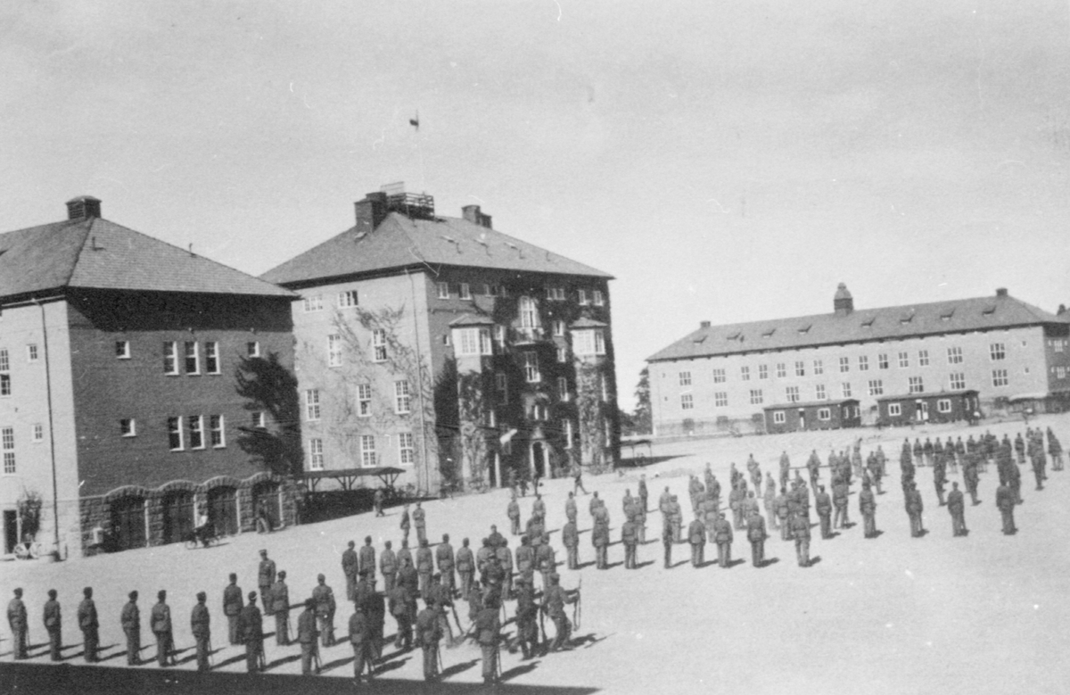 Uppställning av militärer på kaserngården.