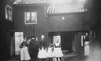 En grupp människor, sannolikt boende, på innergården vid Hunnebergsgatan 37.