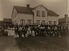 Huset på bilden har sagts vara Annero skola, Barhäll, men det är en felaktig uppgift. Tillsvidare är huset okänt. Dessutom har det sagts vara vara dubbelbröllop för Anna Grip och hennes syster, men Anna Grip gifte sig 1913 och alla hennes syskon gifte sig tidigare, så det är oklart vad det är för dubbelbröllop.

Orig. bildtext: Huset på bilden är Annero skola, Barhäll.
Det är dubbelbröllop, Anna Grip och hennes syster gifter sig och har många gäster. Vilka alla står uppradade på kortet. Anna Grip var känt tidningsbud på Östgöta Correspondenten.