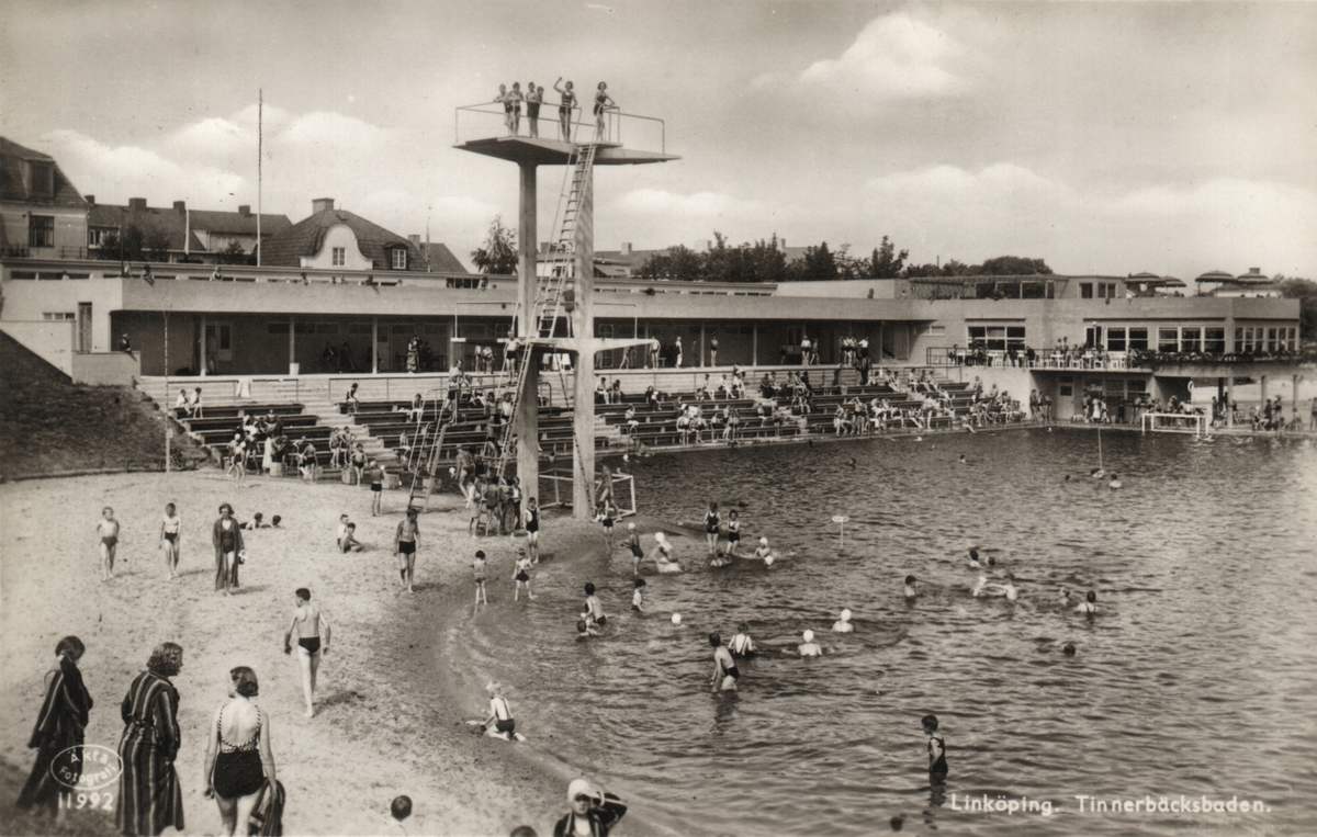 Vy över Tinnerbäcksbadet.
Tinnerbäcksbadet öppnades den 19 juni 1938. Anläggningens slutliga utformning skapades av stadsarkitekten Sten Westholm. Den tidstypiska entré-, omklädnads- och restaurangbyggnaden är i stort ännu orörd sedan den uppfördes. Den drivande politiska kraften bakom badet var köpmannen Axel Brunsjö. I vissa kretsar kallades badet för Brunsjön, efter köpmannens stora engagemang för badet.