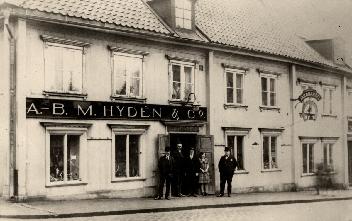 Fyra män och en kvinna fotograferade vid ingången till järnaffären A.-B. M. Hydén & Co på Storgatan 41, idag 2001, Hemslöjdens lokaler.

Hydénska gården, uppfördes omkring år 1720. Den till- och påbyggdes på 1750-talet. Under 1737-39 fanns här stadens första apotek och bokhandel (1766). År 1865 uppfördes det lilla gatuhuset (mot Läroverksgatan) och magasinet på gården av Mauritz Hydén som drev järnhandel här.