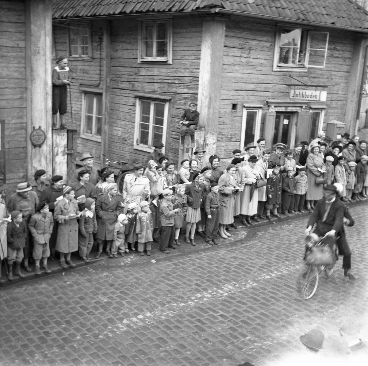 Orig. text: Majkarnevalen 1952.

Majgubbar på Storgatan.