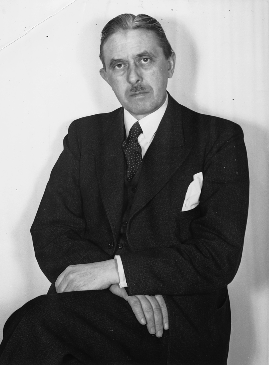 Orig. text: Flygdirektör Harald Larsson, styresman och chef för Centrala Flygverkstaden Malmslätt 1936-1953. Larsson tillhörde pionjärerna inom svenskt flyg. Han hade börjat sin bana vid AB Enoch Thulins Aeroplanfabrik i Landskrona som även hade en för den tiden omfattande tillverkning av flygmotorer. Larsson kom till Malmen och CVM:s föregångare Flygkompaniet redan 1917 då ha anställdes som motoringenjör.
Bakgrund: 1911 flögs det för första gången på den gamla exercisheden på Malmen. 1912 satte Carl Cederström upp en civil flygskola. 1913 förlade armén sin flygavdelning till Malmen. 1915 uppfördes de första verkstäderna för reparation och underhåll av flygmateriel och sedan även tillverkning av flygplan. Samtidigt sattes ett eget kompani upp under Ing 1 - Flygkompaniet där verkstadsdelen benämndes tygverkstäder. Flygkompaniet var fram till 1926 i princip hela flygvapnet och landets flygindustri samtidigt som underhåll av flygplan och materiel utfördes. Detta gällde även efter det att flygvapnet bildats 1926 och tygverkstäderna blev Centrala Flygverkstaden Malmslätt, CVM. Förbandsverksamheten blev då F3.