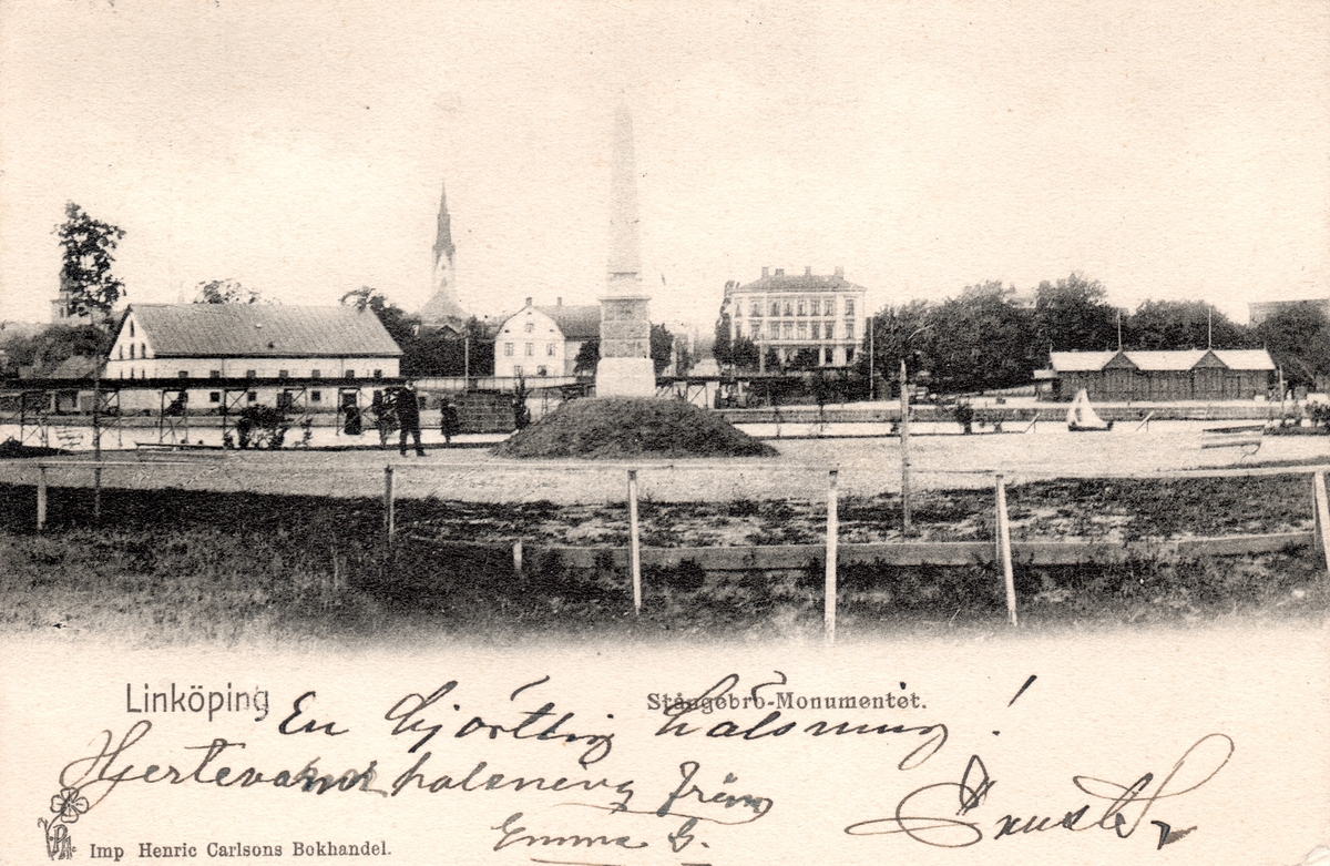 Bildtext: Linköping. Stångebro-monumentet.
Stångebromonumentet över slaget vid Stångebro 1598.
Hamnen och hamnkontoret höger i bild.