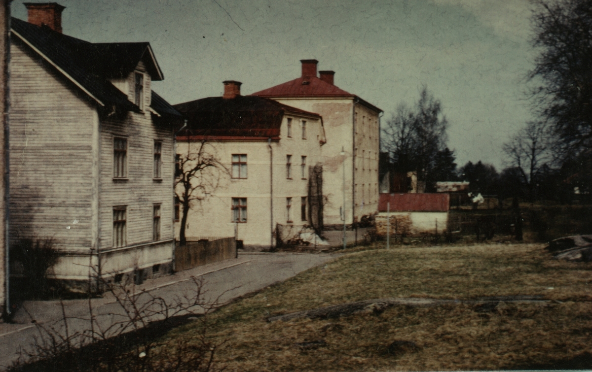 Stolplyckegatan, där den började i verkligheten. Magistratsgatan går in till vänster mellan första och andra huset. Närmast i bild Magistratsgatan 10, kv Karlberg 32 de två andra Magistratsgatan 9, kv Karlberg 33.
Stolplyckan
