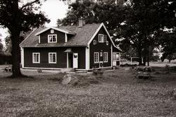 Orig. text till bilden: Saabs semesterstuga vid Roxen, Ekäng