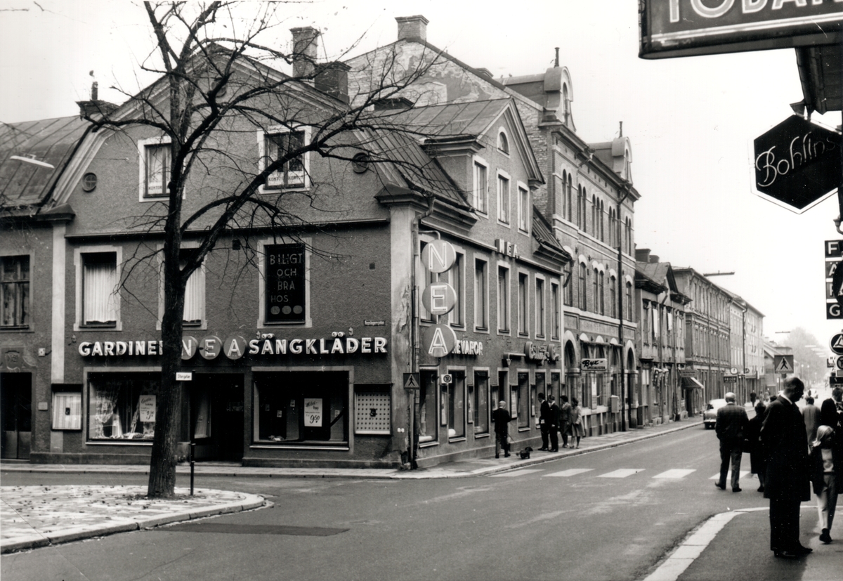 Motiv över Storgatan/Repslagaregatan. 
Fotot är monterat på ett albumblad. Orig. text på albumblad: Hörnet Storgat. - Repslagaregat. Numera EPA.