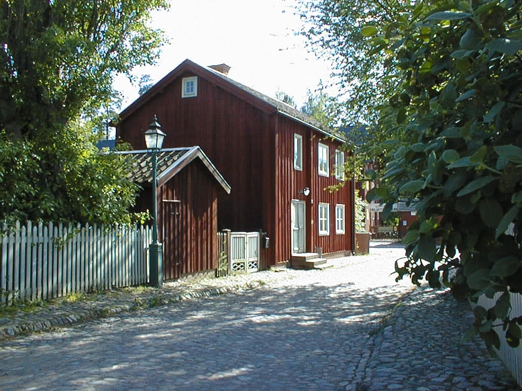 Östra Tullstugan: Huset flyttades till Gamla Linköping från Gamla Tanneforsvägen 92.
Urmakaren Erik Fougelberg (1777-1852) flyttade med sin familj 1832 till tullstugan vid Stångån. Efter några år ersatte han den gamla tullstugan med en större byggnad. 1841 flyttade de nya hyresgästerna in. Linköpings första arbetareförening hade sina första sammankomster i denna byggnad, från 22 april 1866.