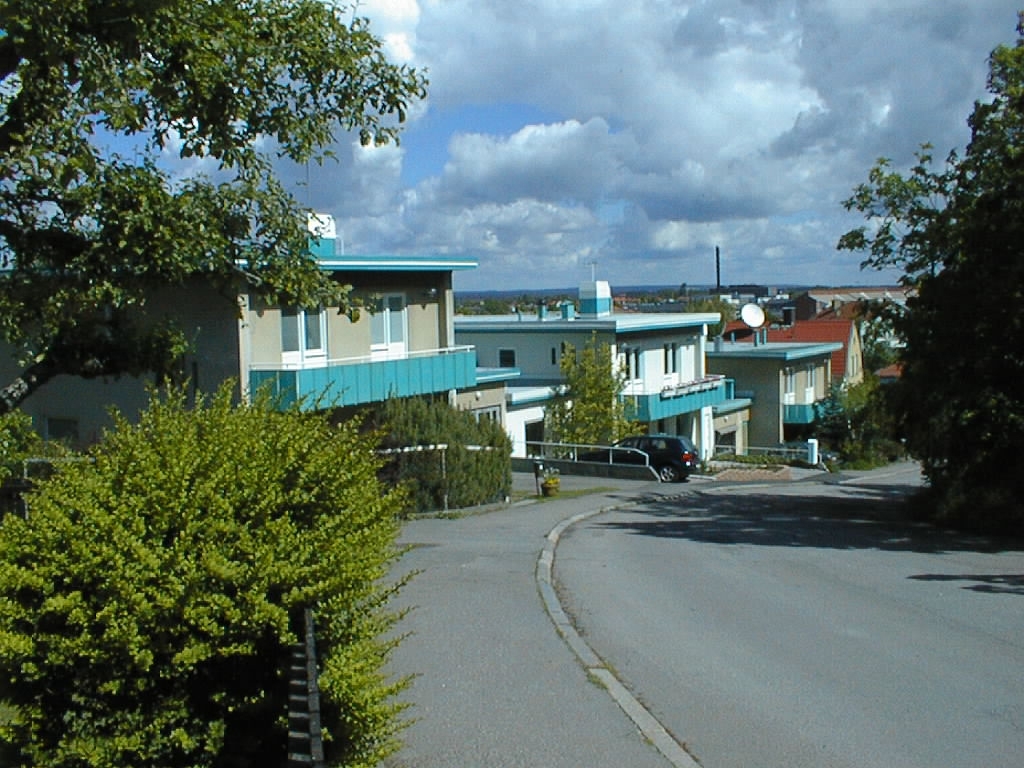 Hällgatan i Vimanshäll.
Tidigare låg här Jon's i Brinken hus, flyttad till Gamla Linköping.