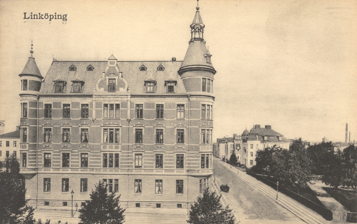 Orig. text: Linköping. 
Miljonpalatset är uppfört i holländsk renässansstil av byggmästare J A Johansson 1897-98 efter Janne F Lundins ritningar. När byggnaden stod klar hade staden fått några av sina mest attraktiva lägenheter, moderna och stora bl.a. sexrumslägenheter på 295 kvm.
Vid korsningen S:t Larsgatan/Vasavägen. Till höger i bild Järnvägsparken.