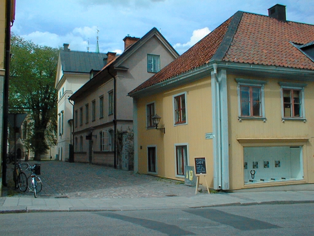 Läroverksgatan sedd norrut från Storgatan. Närmast till höger i bild Hydénska gården. 
Hydénska gården (hemslöjdshuset), uppfördes omkring år 1720. Den till- och påbyggdes på 1750-talet. Under 1737-39 fanns här stadens första apotek och bokhandel (1766). År 1865 uppfördes det lilla gatuhuset (mot Läroverksgatan) och magasinet på gården av Mauritz Hydén som drev järnhandel här.