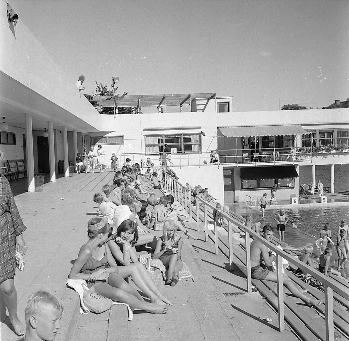 Tinnerbäcksbadet, Linköping. 
Tinnerbäcksbadet öppnades den 19 juni 1938. Anläggningens slutliga utformning skapades av stadsarkitekten Sten Westholm. Den tidstypiska entré-, omklädnads- och restaurangbyggnaden är i stort ännu orörd sedan den uppfördes. Den drivande politiska kraften bakom badet var köpmannen Axel Brunsjö. I vissa kretsar kallades badet för Brunsjön, efter köpmannens stora engagemang för badet.