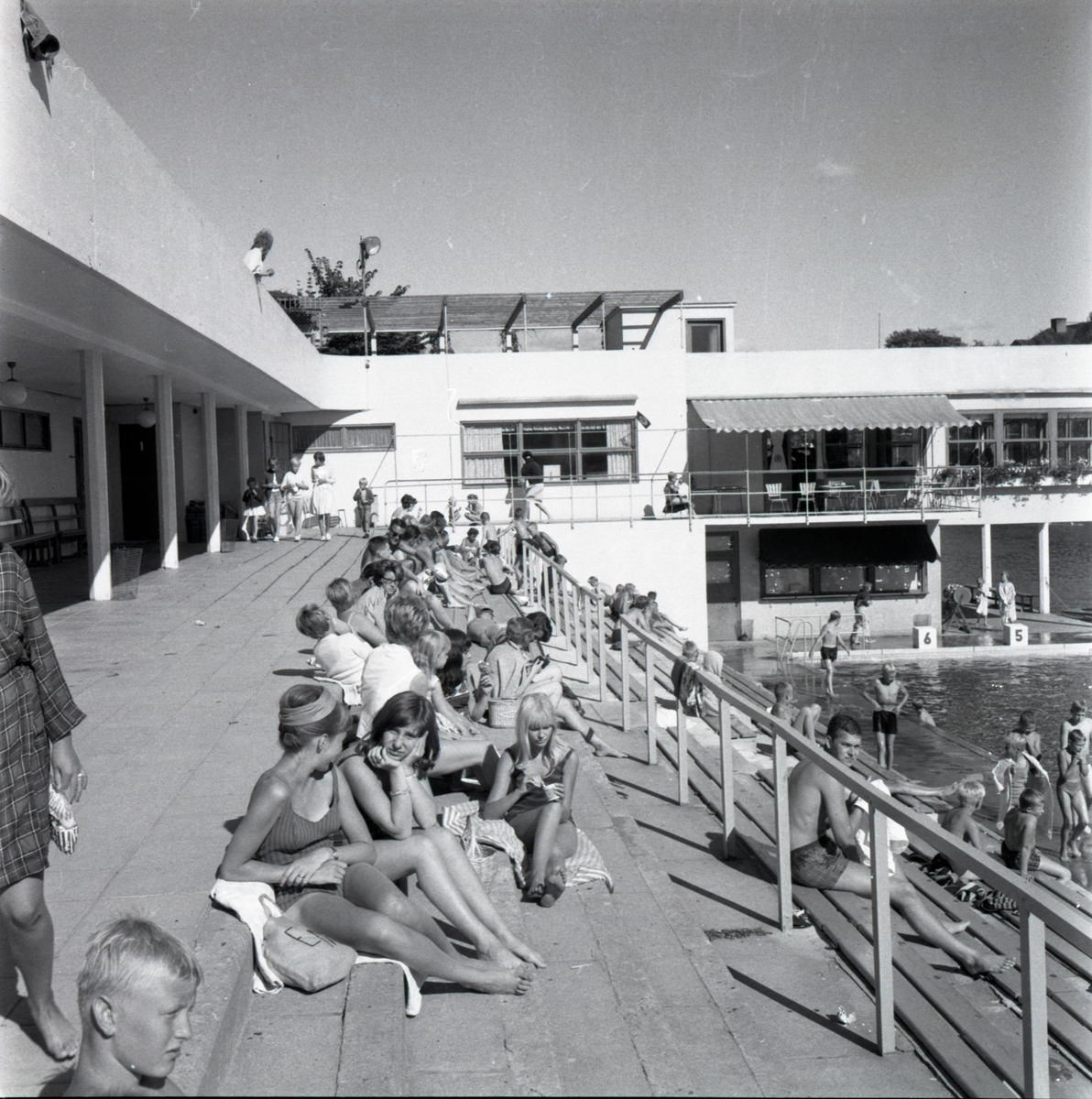 Tinnerbäcksbadet, Linköping. 
Tinnerbäcksbadet öppnades den 19 juni 1938. Anläggningens slutliga utformning skapades av stadsarkitekten Sten Westholm. Den tidstypiska entré-, omklädnads- och restaurangbyggnaden är i stort ännu orörd sedan den uppfördes. Den drivande politiska kraften bakom badet var köpmannen Axel Brunsjö. I vissa kretsar kallades badet för Brunsjön, efter köpmannens stora engagemang för badet.