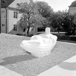 Orig. text: Staty El - Verket.

Skulpturen  Strömmen av vit 