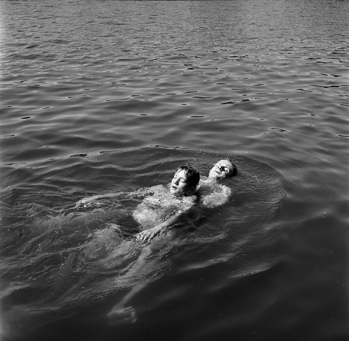Orig. text: Sv. Livräddningssällskapet, Tinnerbäcksbadet.

Tinnerbäcksbadet öppnades den 19 juni 1938. Anläggningens slutliga utformning skapades av stadsarkitekten Sten Westholm. Den tidstypiska entré-, omklädnads- och restaurangbyggnaden är i stort ännu orörd sedan den uppfördes. Den drivande politiska kraften bakom badet var köpmannen Axel Brunsjö. I vissa kretsar kallades badet för Brunsjön, efter köpmannens stora engagemang för badet och som senare kom att bli badets föreståndare.