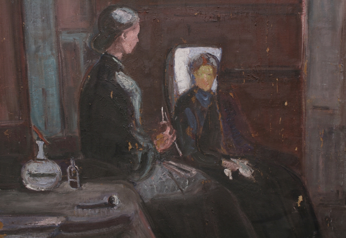 To sittende kvinner. Interiør. Vindu med gardiner.