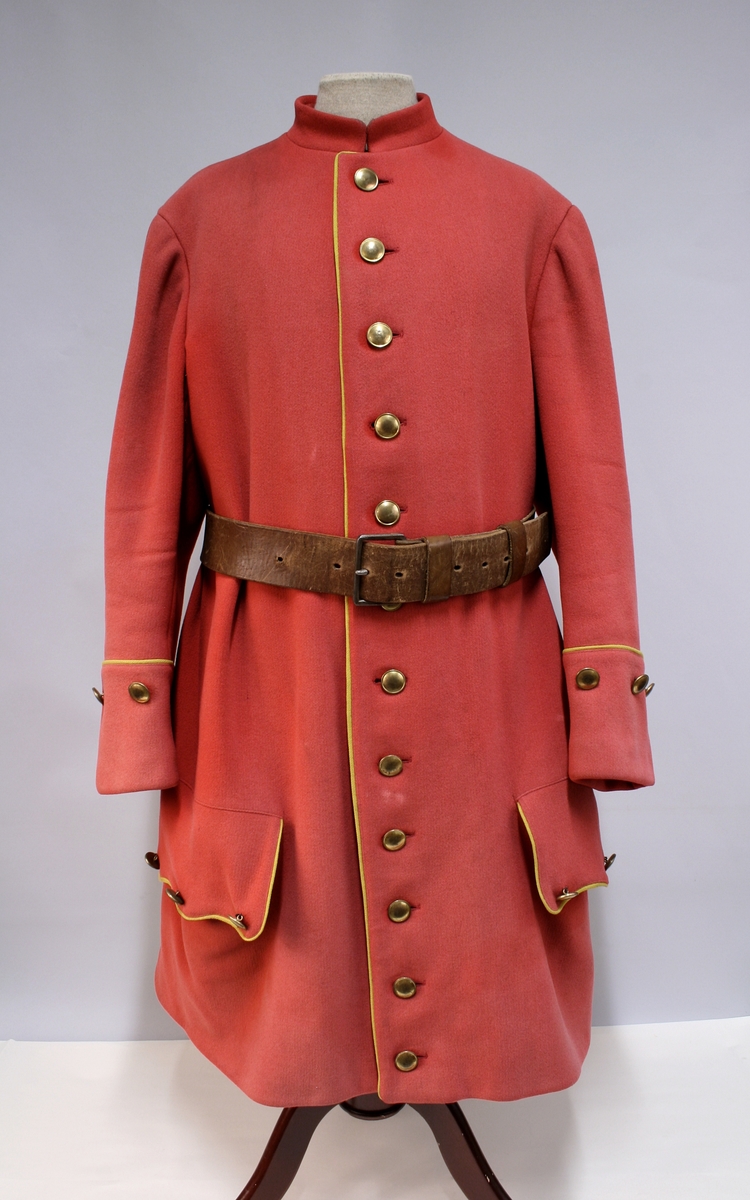 12 glatte messingknapper foran, 3 knapper på hvert av ermenes oppslag. En lomme på hver side, hver lomme med 3 knapper. Gule paspoiler om oppslag, lommeklaffer og knappingen foran.

Beltet har jernspenne med 1 torn. Devisen er fastnaglet. Man kjenner også til fra gamle tegninger av vekteren at beltet har hatt devisen "Ædru og Troe".


Har øreklaffer til å brette ned og kneppe sammen under haken. Foran en rett oppstående skygge.