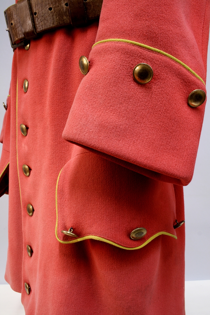 12 glatte messingknapper foran, 3 knapper på hvert av ermenes oppslag. En lomme på hver side, hver lomme med 3 knapper. Gule paspoiler om oppslag, lommeklaffer og knappingen foran.

Beltet har jernspenne med 1 torn. Devisen er fastnaglet. Man kjenner også til fra gamle tegninger av vekteren at beltet har hatt devisen "Ædru og Troe".


Har øreklaffer til å brette ned og kneppe sammen under haken. Foran en rett oppstående skygge.