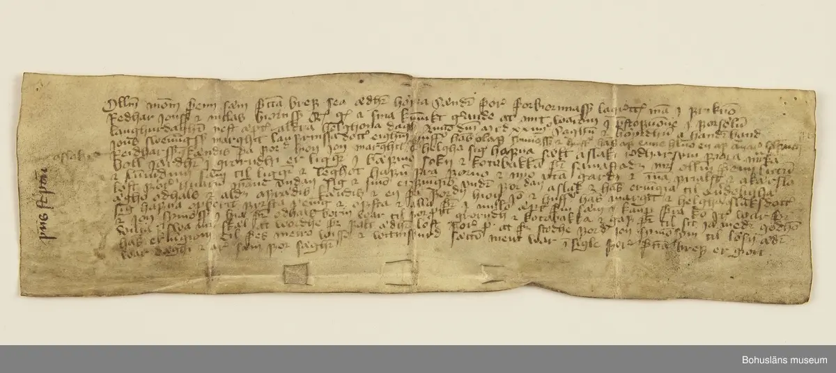 Handskrivet medeltida brev på pergament.
Ur Knut Adrian Anderssons katalog 1916:
År 1420:
Köpebrev genom vilket Jon Svennungsson hans hustru, Margareta Larsdotter, och Helga Axelsdotter till Axel Pedersson försälja gårdarna Groröd och Kodebacka i Bäfve socken. Daterat lördagen näst efter Alhelgonadagen 1420 i pergament. Jämte copia av originalet och översättning däraf på nutids-svenska å styvt papper samt en dito på tunnt papper, allt inlagt i ett äldre gult kuvert.