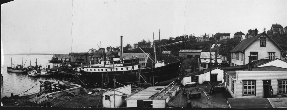 Lokalbåten "Harstad" på slippen til Nielsenverkstedet i Samasjøen.