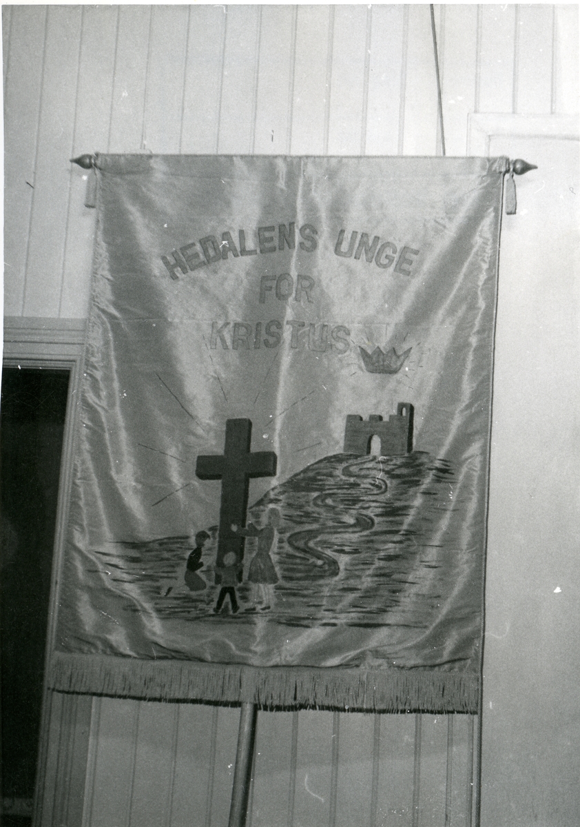 Fane frå Hedalen med inskripsjonen: " Hedalens unge for Kristus ".