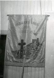 Fane frå Hedalen med inskripsjonen: " Hedalens unge for Kris