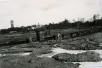 Utgrävningen i Slottsfjärden 1932-1934 med ledning av Harald Åkerlund. Det bedrevs som AK-arbete. 

Loket man transporterade bort fyllmassorna med hette Pysen. Fyllmassorna användes för att bygga upp nuvarande Tjärhovet.
I den syrefattiga leran hade det organiska materialet bevarats väl, varför man förutom keramik även fann ett flertal fartyg samt smärre fynd som handskar och skor.