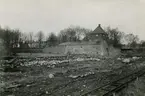 Utgrävningen i Slottsfjärden 1932-1934 med ledning av Harald Åkerlund, och bedrevs som AK-arbete. 

Fyllmassorna användes för att bygga upp nuvarande Tjärhovet. I den syrefattiga leran hade det organiska materialet bevarats väl, varför man förutom keramik även fann ett flertal fartyg samt smärre fynd som handskar och skor.

Utgrävning vid Ravelinen.