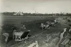 Utgrävningen i Slottsfjärden 1932-1934 med ledning av Harald Åkerlund, och bedrevs som AK-arbete.

Fyllmassorna användes för att bygga upp nuvarande Tjärhovet. Loket man använde för att flytta fyllmassorna med hette Pysen. I den syrefattiga leran hade det organiska materialet bevarats väl, varför man förutom keramik även fann ett flertal fartyg samt smärre fynd som handskar och skor.