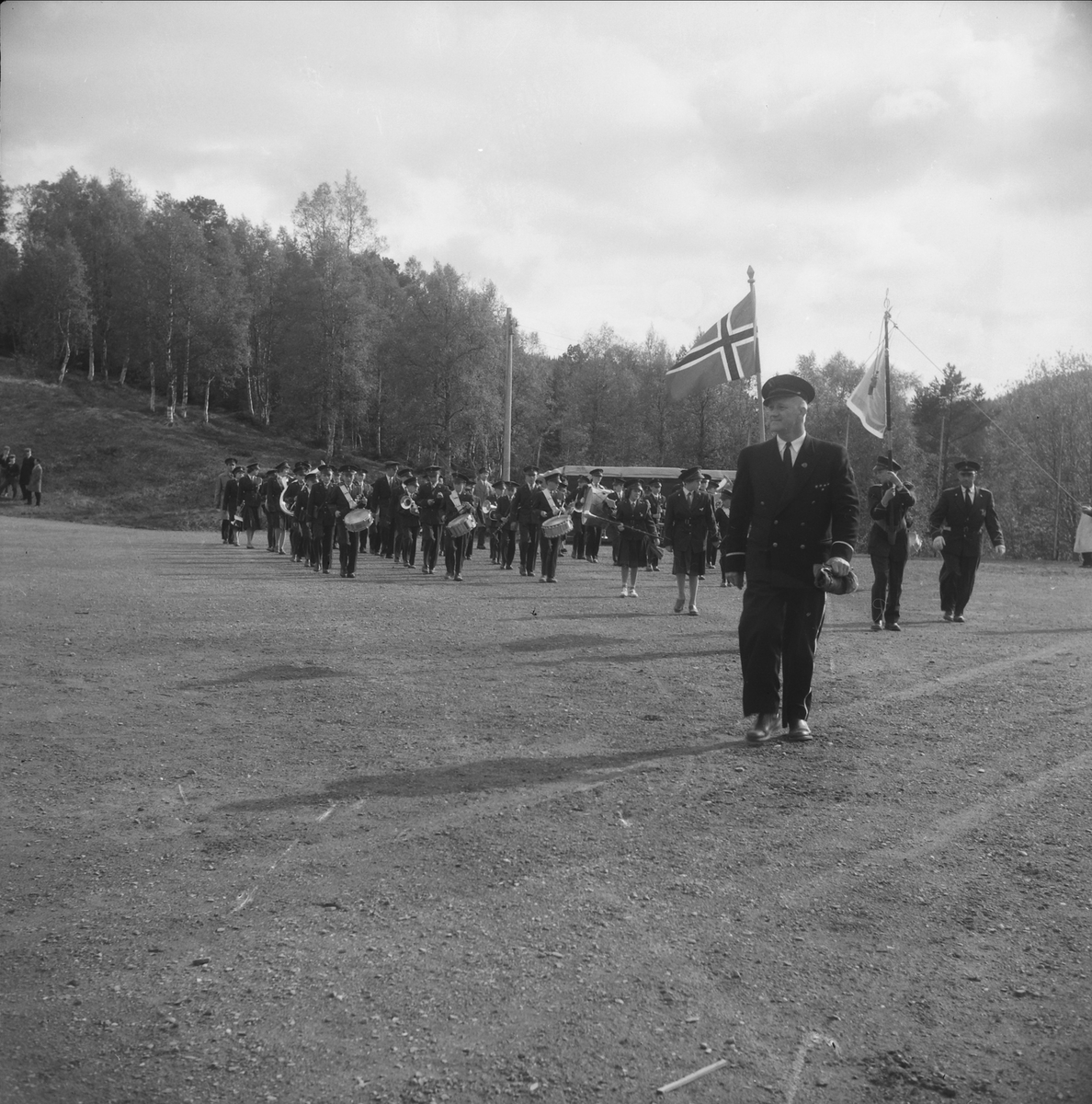 Musikkstevne 1957.
Musikkorps i marsj på den gamle fotballbanen ved Festiviteten på Løkken.