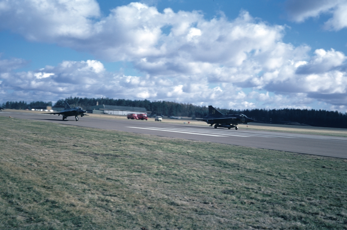 Start av en flygdivision bestående av flygplan J 35F från F 3 Malmen, 1973. Bildserie om två bilder.
