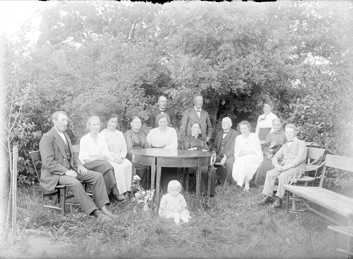 "Sällskapsgrupp i det gröna hos Karlinders", Drävle, Altuna socken, Uppland 1920