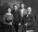 Familjen Alm; Lisa Alm (g. Erikson) är dottern i familjen, född 1904. Sonen i familjen Carl Fredrik Alm, född 1902.
Fadern Carl Alm, född 1871 på Bönans fyrplats och modern Laura Alm, född 1852 på Örskär.
De bodde på Norra Fiskaregatan 22 i Gävle och hade också huset Aludden ute vid Bönan.