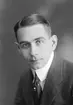 Direktör Birger Bellander, född 1892, död 1973. Son till grosshandlaren J. F. Bellander (1862-1917). Direktör i  Bellanders AB, VD för Norrlandsposten, ledamot av stadsfullmäktige, ledamot av drätselkammaren, ordförande i Norra Sveriges manufakturgrossistförening m.m. Källor: W Lindeberg 