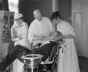 Tandläkare Victor Åhman. Född 1887. Tandläkarmottagningen. Personal och patient.