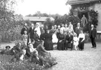 Grupporträtt taget i samband med trädgårdsmästare Olssons födelsedag 1920.