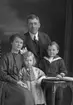 Sjökapten Andreas Eriksson med familj, Övre Bergsgatan 5, Gävle. Andreas Eriksson föddes i Börstil, Stockholms län, 1882 och ingick i Sjökaptensföreningen i Gefle 1922.
Källa: Skepparesocieteten nuvarande Sjökaptensföreningen 1776 - 1925 (Utgavs av styrelsen 1926)