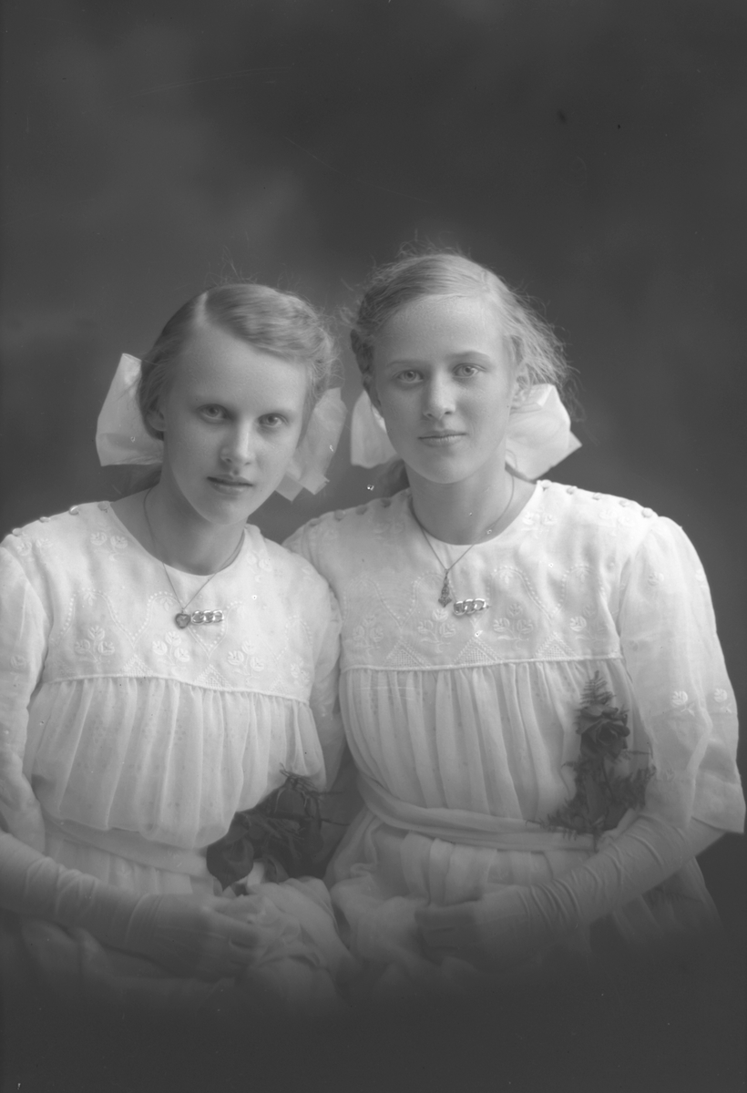 Gunhild och Ragnhild Svärd. Spårvagnshallen