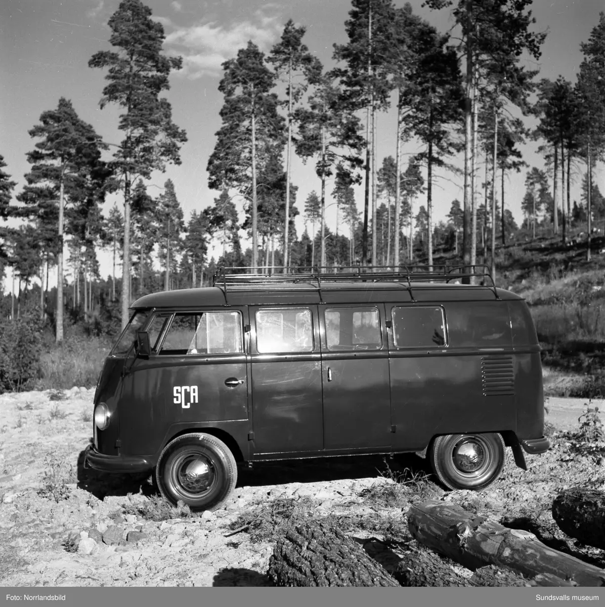Olika bilar fotograferade för Bil & Buss. Folkvagnsbuss, Bubbla, Scania Vabis lastbil och timmerbil.