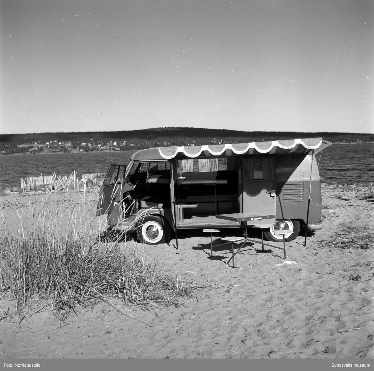 Olika bilar fotograferade för Bil & Buss. Folkvagnsbuss, Bubbla, Scania Vabis lastbil och timmerbil.