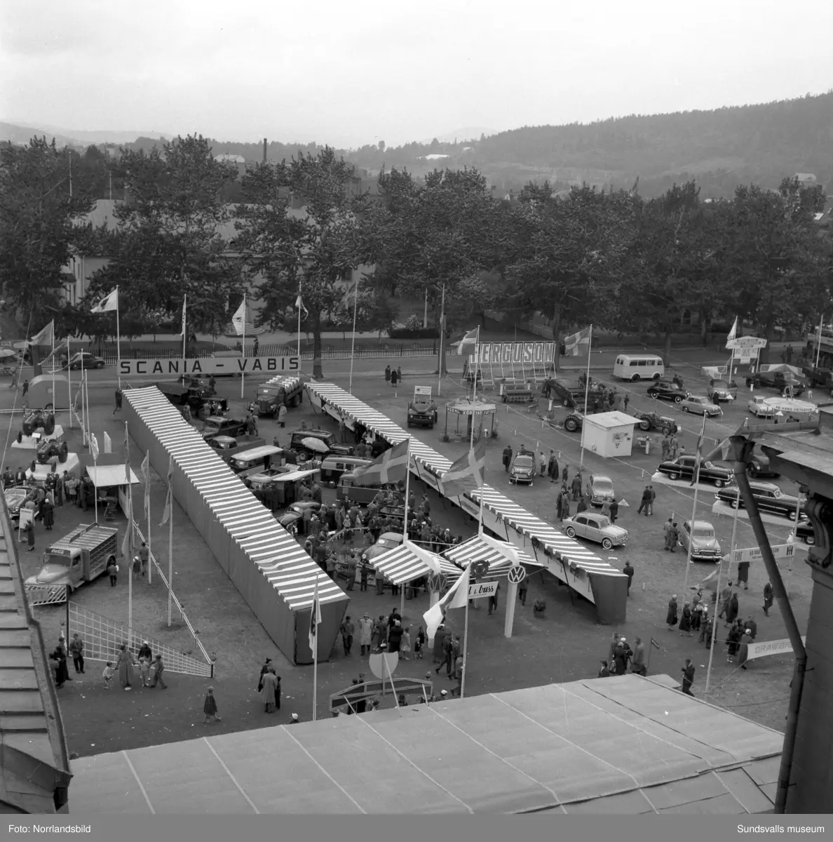 Bil & Buss monter vid Sundsvallsmässan 1954. Olika modeller av Volkswagen och Scania Vabis.