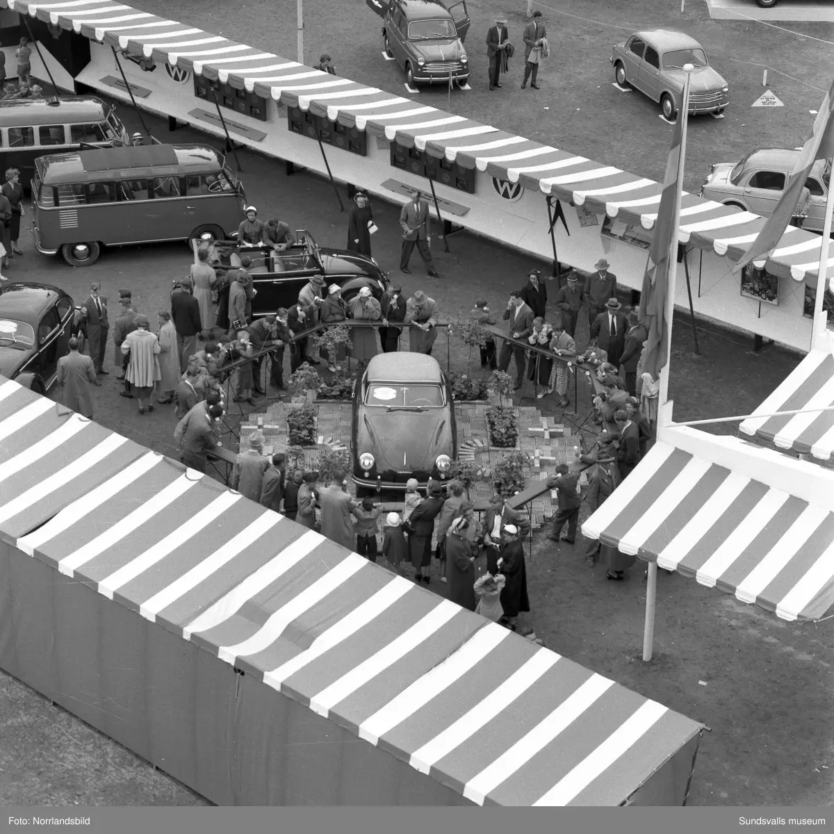 Bil & Buss monter vid Sundsvallsmässan 1954. Olika modeller av Volkswagen och Scania Vabis.