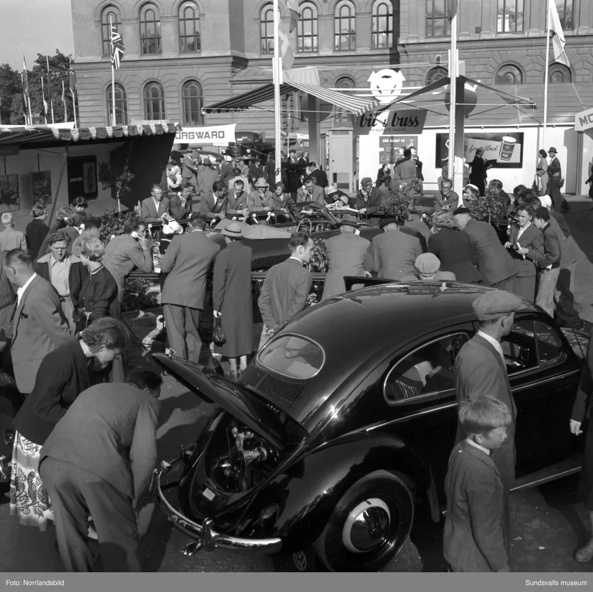 Bil & Buss monter vid Sundsvallsmässan 1954. Olika modeller av Volkswagen och Scania Vabis.