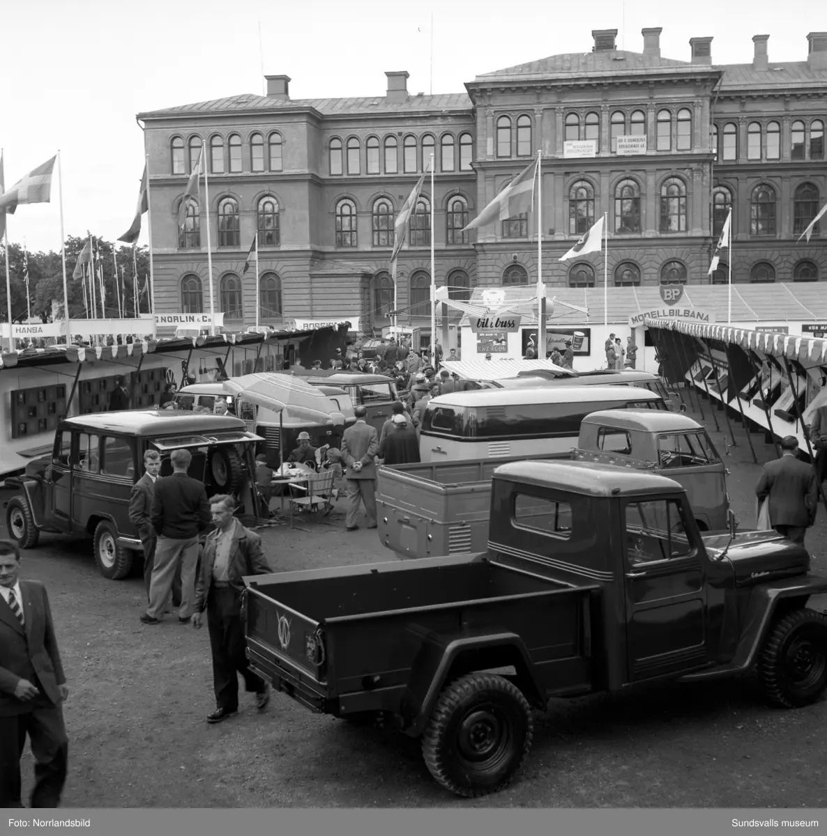 Bil & Buss monter vid Sundsvallsmässan 1954. Olika modeller av Volkswagen och Scania Vabis.