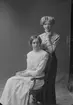 Porträtt från fotografen Maria Teschs ateljé i Linköping.  1912.  Beställare: Hilma Anderson.