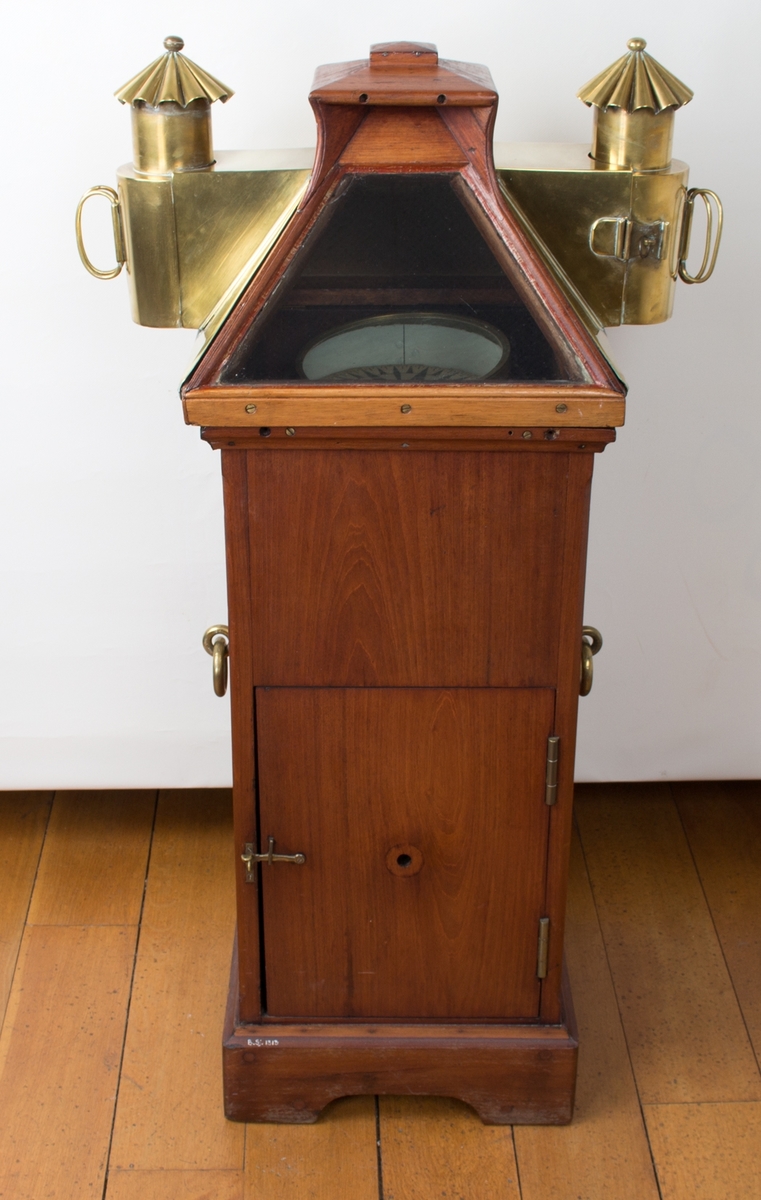 Natthus fra fregatten KONG SVERRE bg. 1860. Kompass av tre med 2 lampehus i messing. Kompassrose og messingbolle.