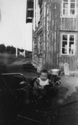 Liten gutt i barnevogn. Harry Hanssen ca.1927.