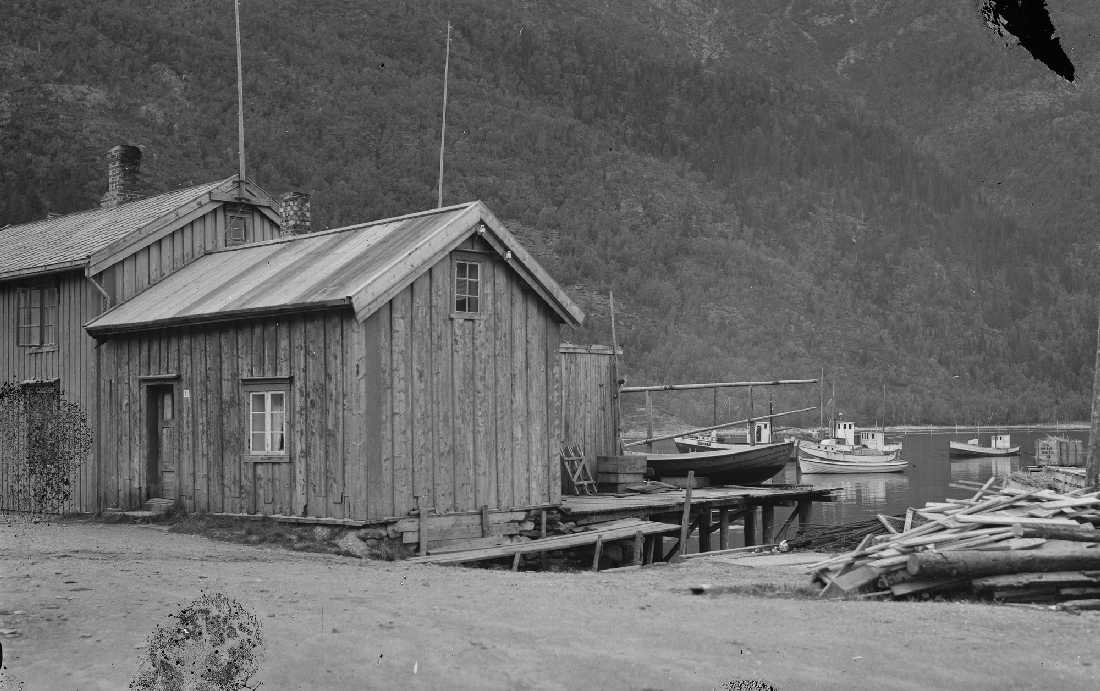 Skjervgata 7 a. Skøyter og div. andre båter på elva.
Se også VBH.F.79-024-0021