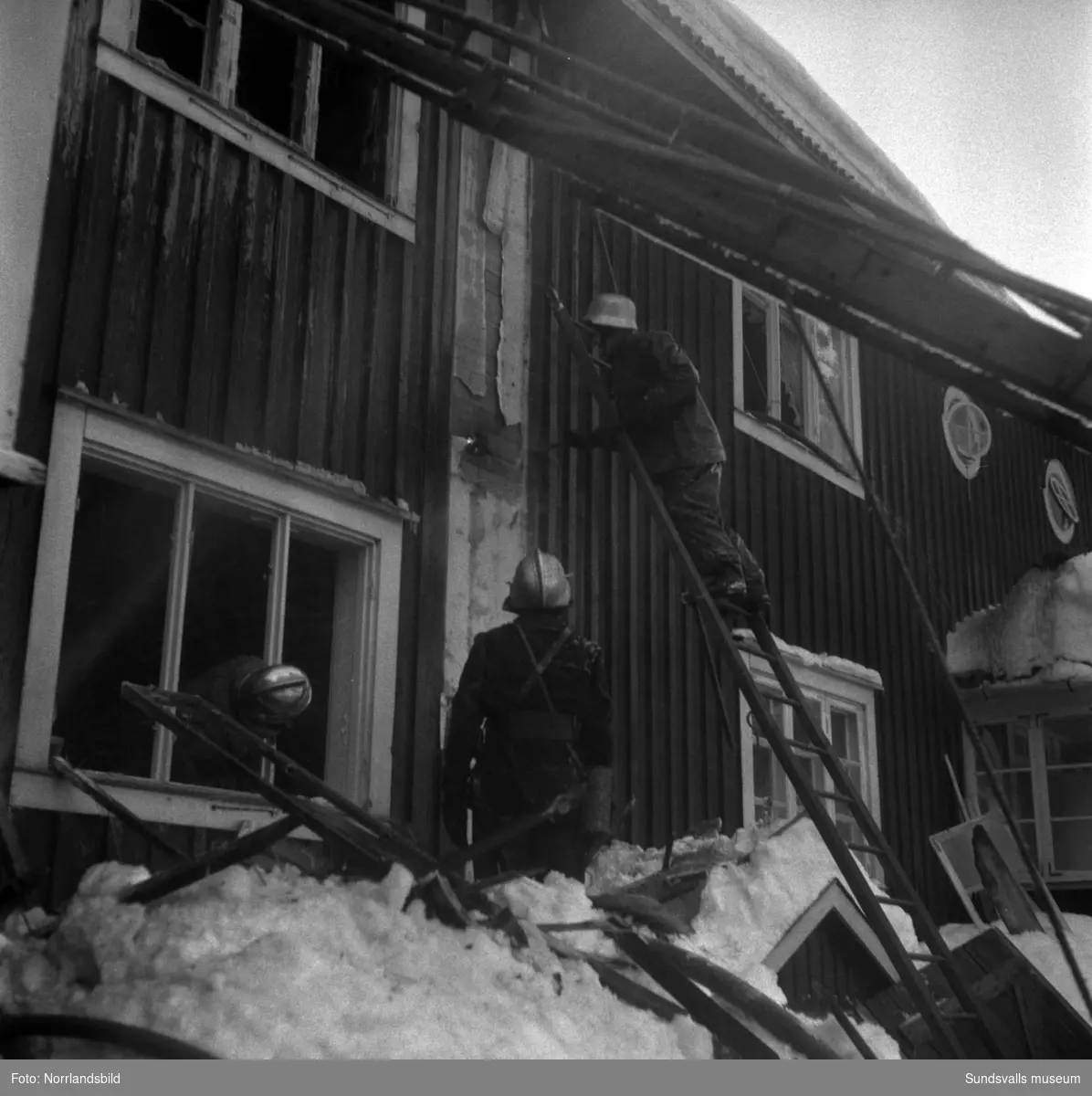 Eldsvåda i en av arbetarlängorna invid Bruket i Matfors.